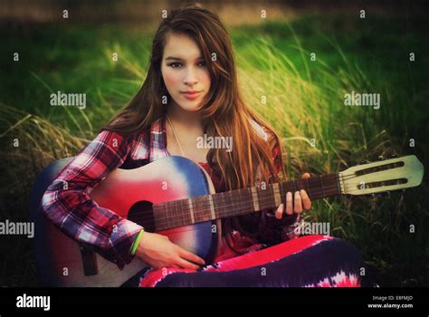 niña tocando una guitarra fotografías e imágenes de alta resolución alamy