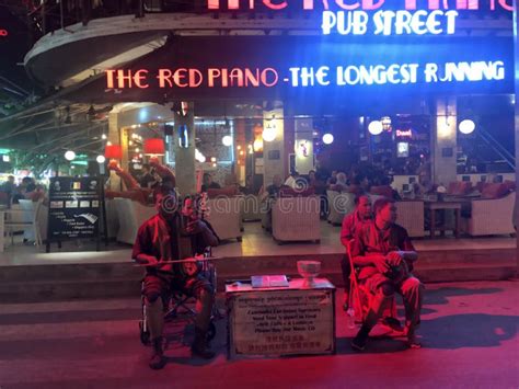柬埔寨暹粒酒吧街红钢琴餐厅前传统乐器演奏 编辑类图片 图片 包括有 性能 柬埔寨 餐馆 街道 红色 169057400