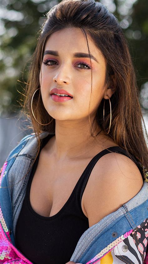 actress nidhi agarwals  glamour saree photoshoot viral twintalktamil