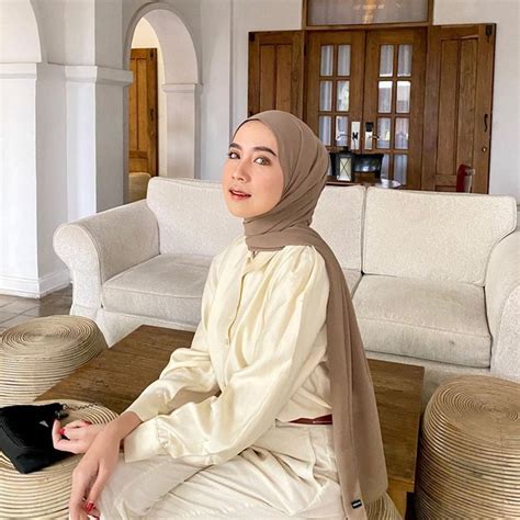 model gaya hijab pashmina   cocok   kantor avanascarf