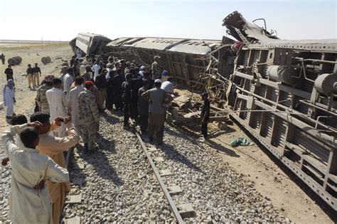 killed  pakistan train bombing