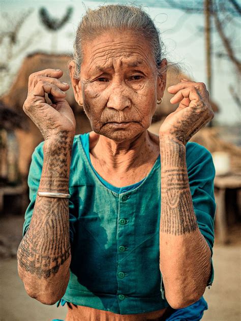 Look The Last Tattooed Women Of The Tharu Tribe Dailypedia