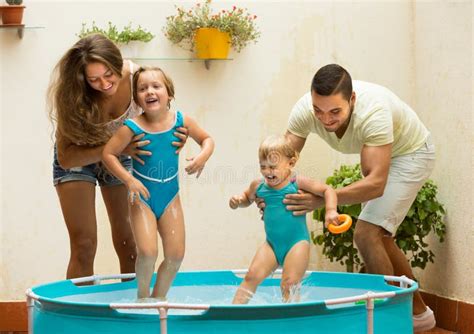 de kinderen die  jong geitje zwemmen voegen samen stock foto image  genieten activiteit