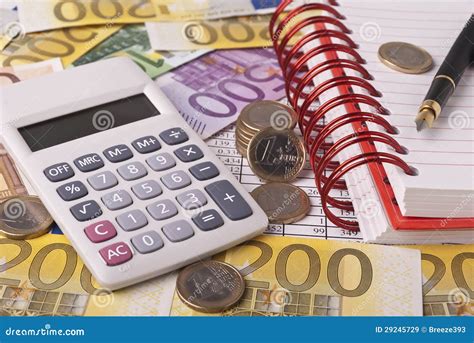 geld en calculator stock afbeelding image  rood nota