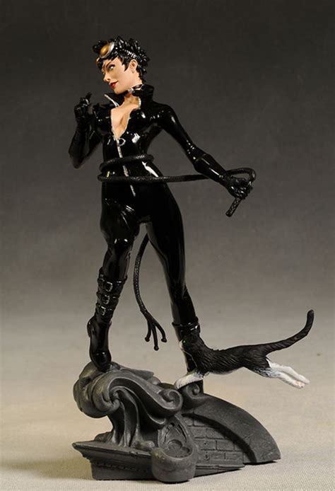 Review And Photos Of New 52 Cover Girls Dcu Catwoman Statue By Dcc