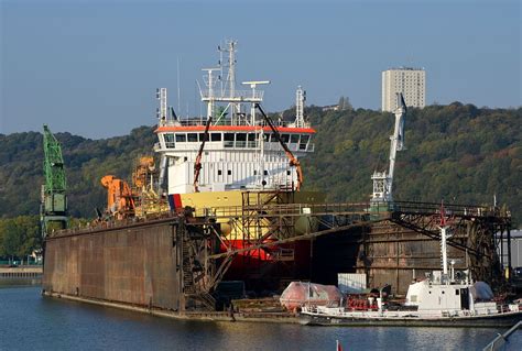 file dock flottant dans le port de rouen dsc 0058 wikimedia commons