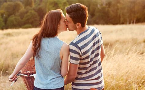 Download Couple Kissing In The Field Picture