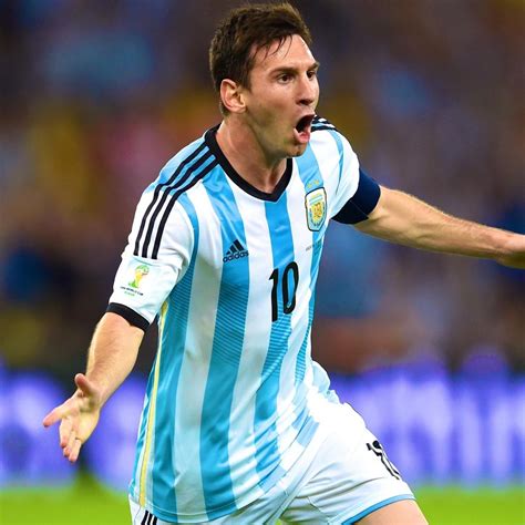 lionel messi scores  argentina show flaws  maracana dress