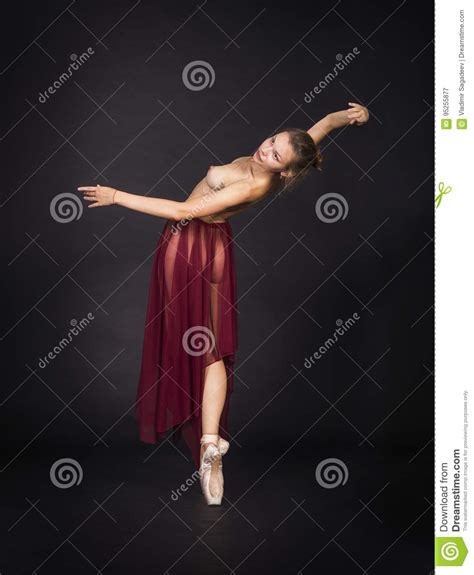 女孩露胸部跳舞的芭蕾 库存图片 图片 包括有 跳舞 工作室 成块 成人 投反对票 匪盗 露胸部 95255877