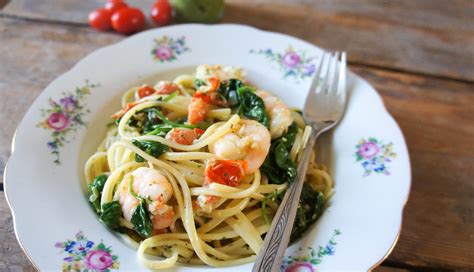 pasta met garnalen spinazie en pesto  spoon