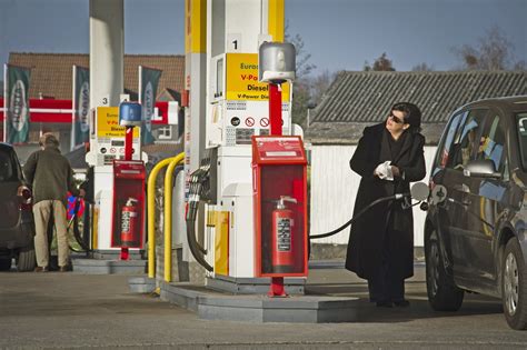 hoogste prijzen van het jaar aan de pomp benzine diesel  het belang van limburg