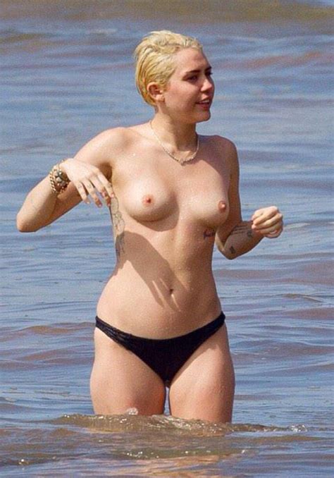 Hot Miley Cyrus Topless At The Beach Showing Full Tits