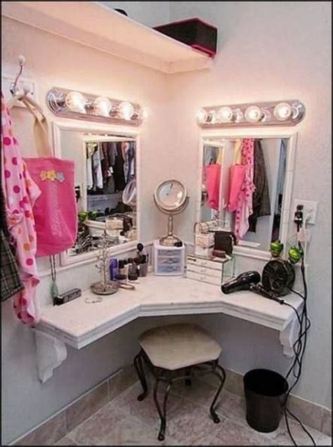 38 Perfect Small Makeup Room Decoration With Feminine