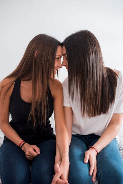 Pareja De Lesbianas Sentada Mientras Se Inclina Frente Foto Gratis
