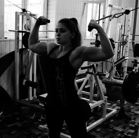 20 Unbelievable Pictures Of The Muscle Barbie Julia Vins Blogrope