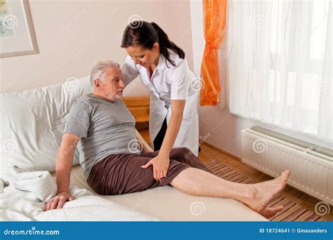 verpleegster  oude zorg voor de bejaarden stock afbeelding afbeelding bestaande uit