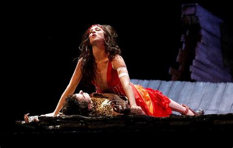 el festival de málaga ofrece tres estrenos y presenta en españa a la compañía gala teatro