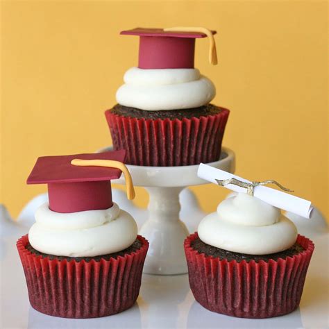 graduation cupcakes     fondant graduation caps