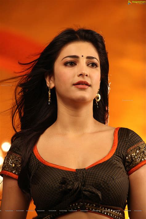 350 Exclusive Photos Of Shruti Haasan In Race Gurram Hot Spicy And