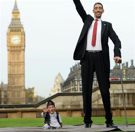 Rekordhalter Treffen Des Größten Und Des Kleinsten Mannes Der Welt