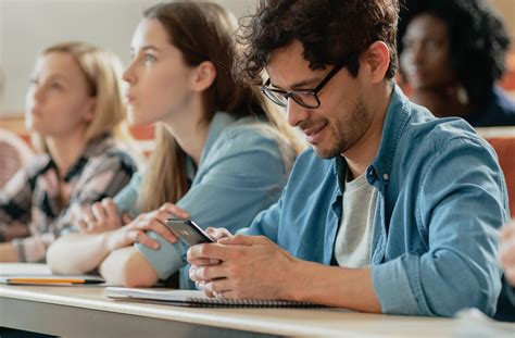 smartphones   classroom  hindering learning study finds