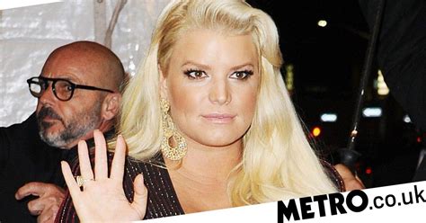 jessica simpson all smiles after mum shaming scandal