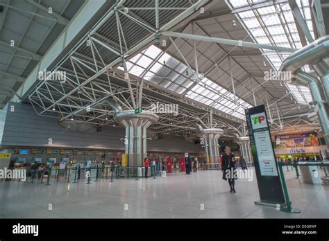 lisbon airport terminal  fotos und bildmaterial  hoher aufloesung alamy