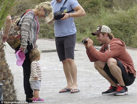 pregnant elsa pataky grins as she enjoys day with chris hemsworth and daughter india daily