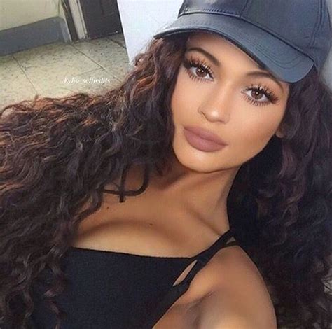 Kylie Jenner Natural Looking Makeup With Soft Curls Makeup