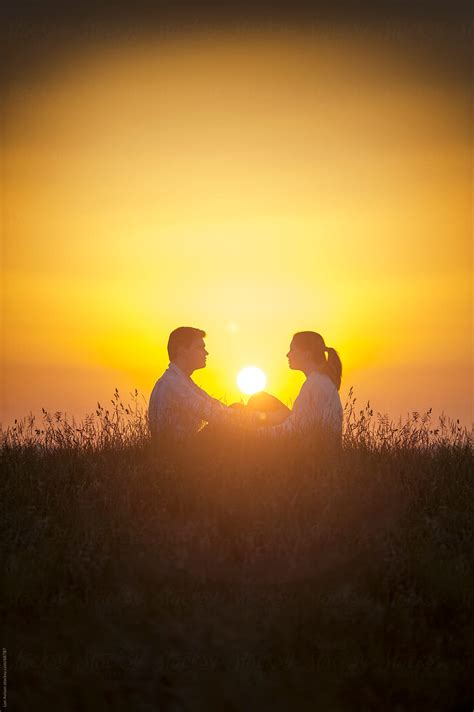 «romantic Couple Sitting Setting Sun Del Colaborador De Stocksy «lee