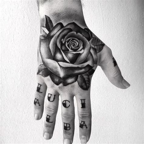de 100 tatuajes de rosas con imágenes y significados