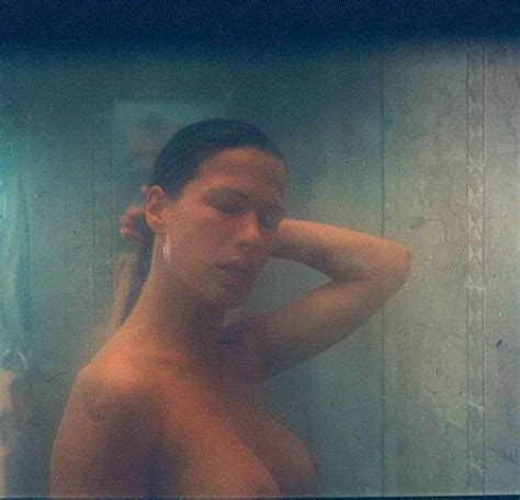 rhona mitra desnuda página 4 fotos desnuda descuido topless bikini pezón