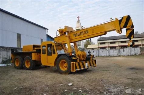 Priyaa 30 T Pick And Carry Mobile Crane At Rs 6500000 Unit In Chennai