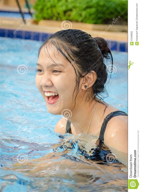 menina adolescente tailandesa em uma piscina foto de stock