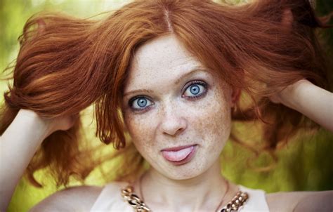 Обои Woman Redhead Tongue Freckles Gestures картинки на рабочий
