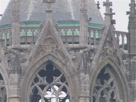 hol en bol gebogen driehoek utrecht barcelona cathedral architecture building landmarks