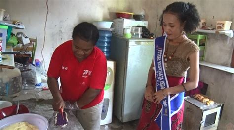 putri ekowisata papua   mengunjungi salah satu umkm mama papua  dibina oleh korem