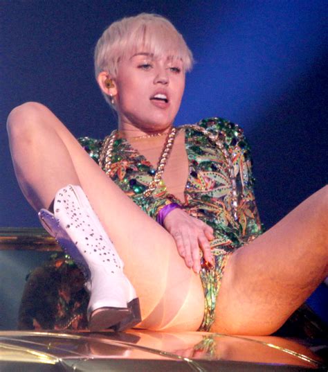 Miley Cyrus Masturbating Bangerz Pictures 2999 Celebrity