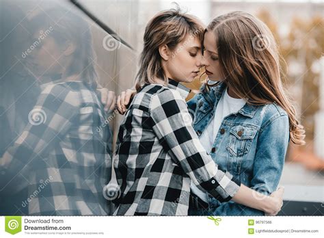 jeunes couples lesbiens étreignant et embrassant dehors photo stock image du lesbienne