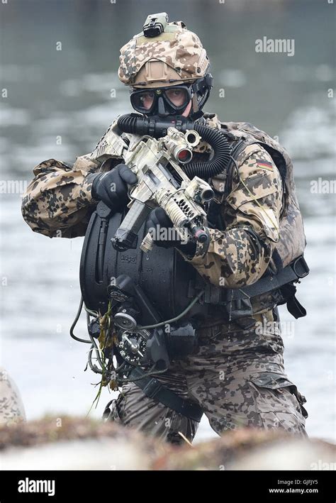ein kampftaucher der marine bundeswehr waehrend einer uebung stock photo royalty  image