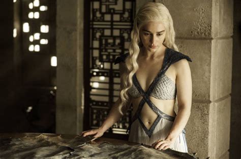 Game Of Thrones Stunner Emilia Clarke S Daenerys Targaryen Make Up