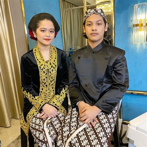 gunakan baju adat jawa unggahan foto keluarga astrid kuya  curi perhatian netizen merdekacom