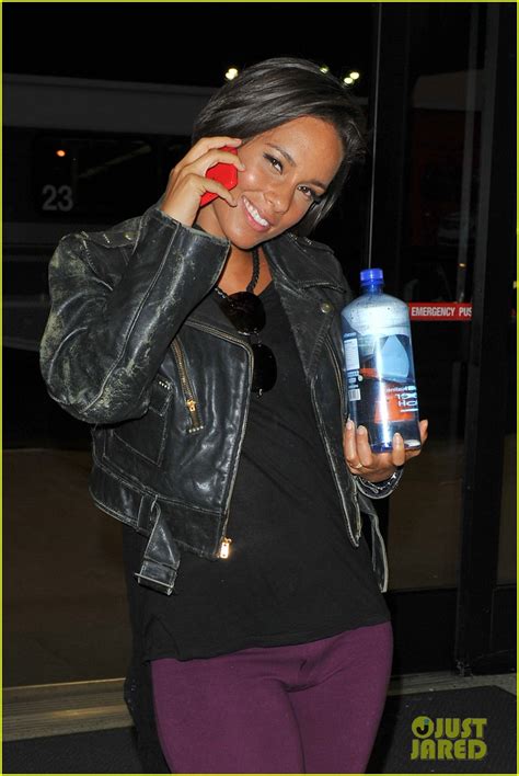 Alicia Keys Takes Flight After American Idol Performance Photo