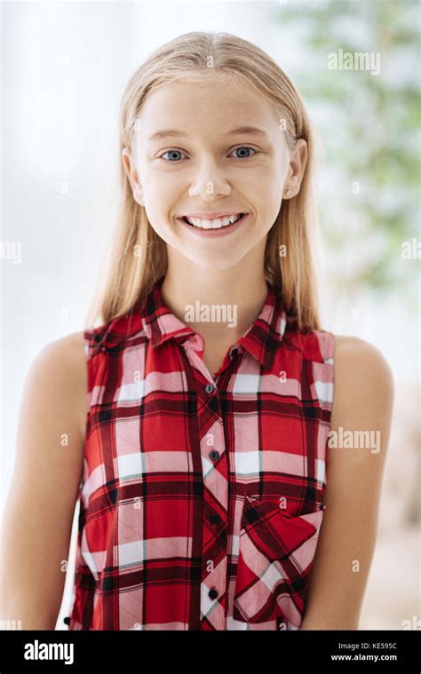 Gerne Hübsche Mädchen In Eine Positive Stimmung Stockfotografie Alamy