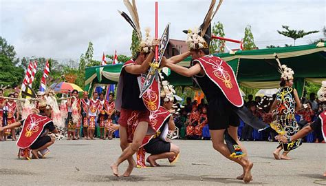 Ciri Khas Suku Halmahera, gambar tarian daerah menggunakan properti retorika riset