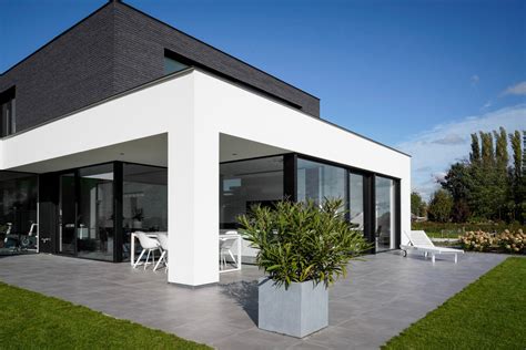 moderne villa met witte crepi en donkergrijze gevelsteen