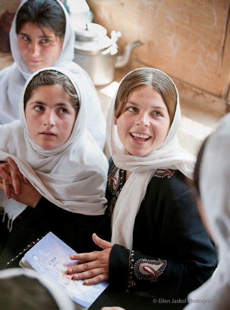 تحصیل کودکان مهاجر افغان گروه مشاوران هیروو مشاوره تلفنی