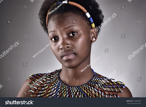 South African Zulu Girl Traditional Clothes Foto Stock Editar Agora