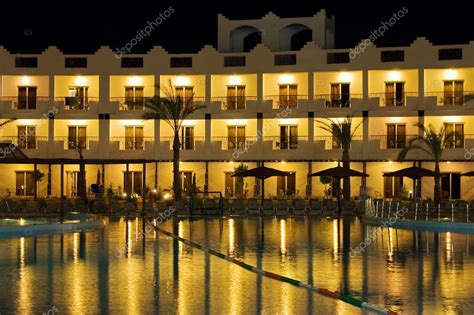 hotel resort la nuit photographie voronin
