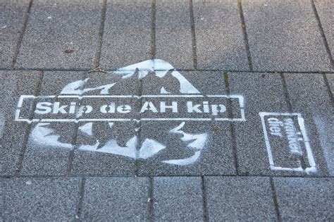 graffiti actie tegen de ah kip animals today